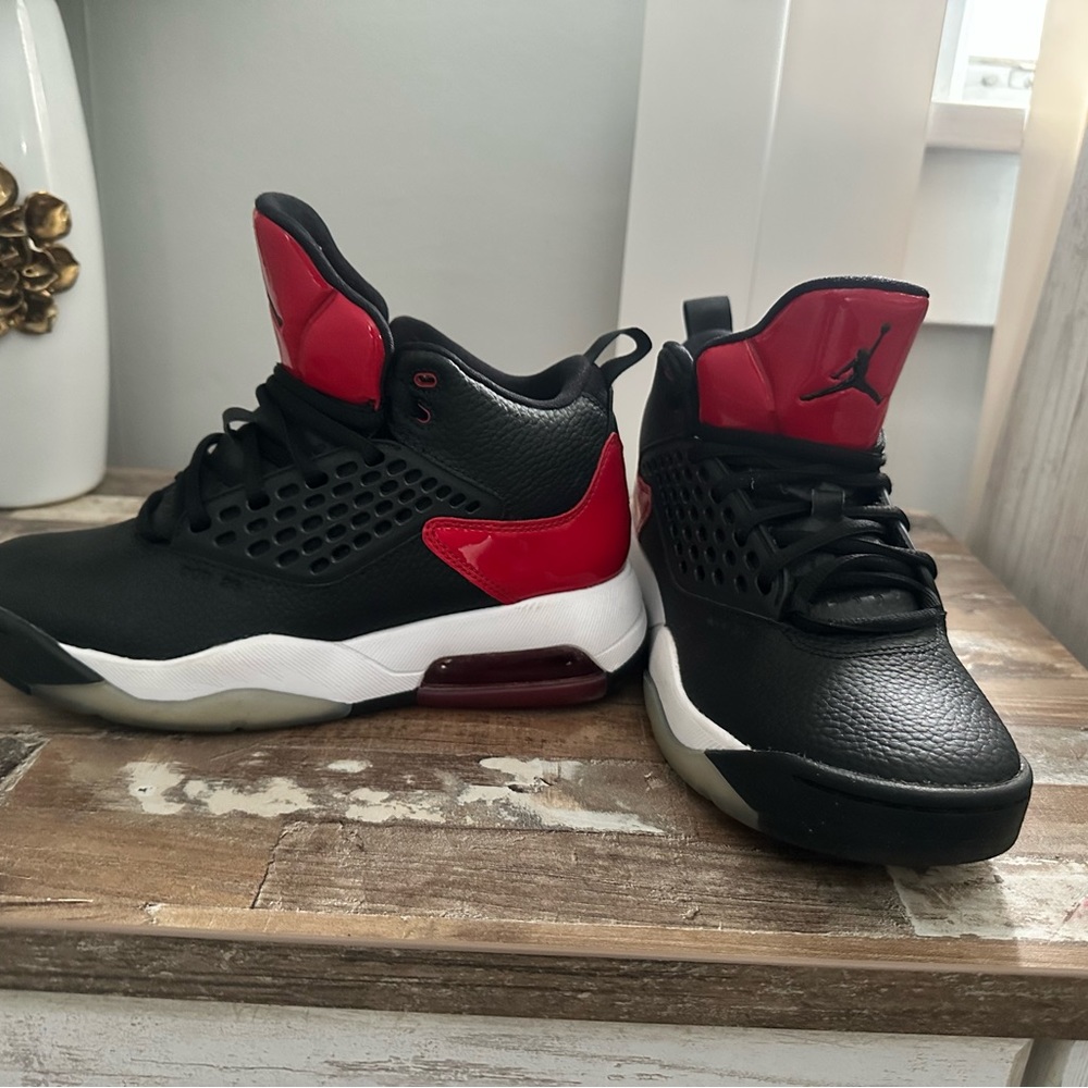 Pre loved Jordan Maxin 200GS 5.5Y